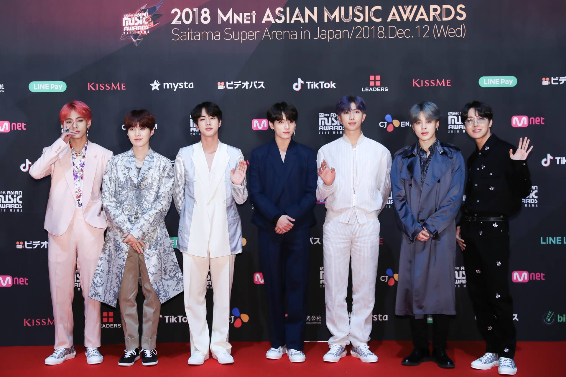 V Live Best asian style with #2018mama #mamaredcarpet #artistname on twitter during (2018 mama in hong kong) red carpet! v live
