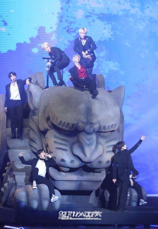 История создания гигантской статуи Хэчи для выступления BTS на Golden Disc Awards