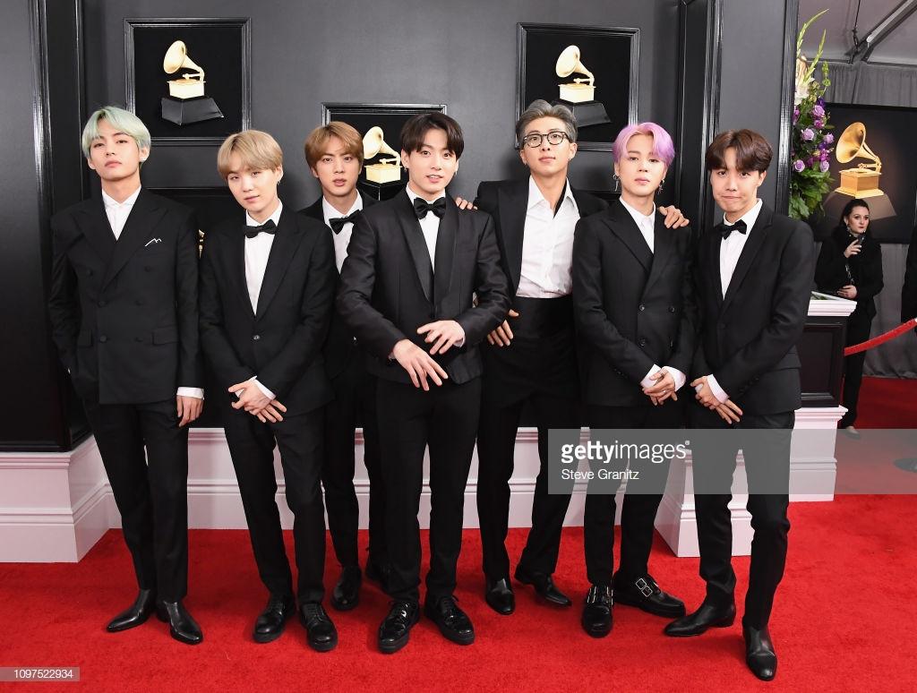 BTS lịch lãm diện suit sải bước trên thảm đỏ Grammy, tự tin phỏng vấn bằng tiếng Anh