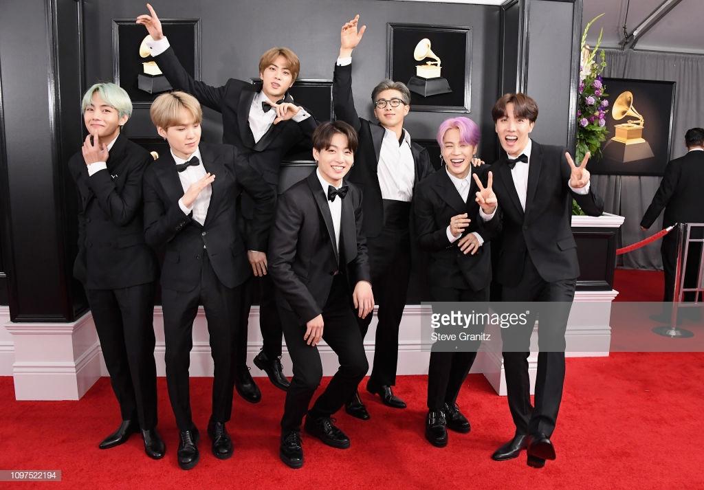 BTS lịch lãm diện suit sải bước trên thảm đỏ Grammy, tự tin phỏng vấn bằng tiếng Anh