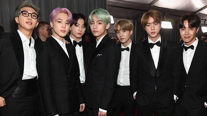 BTS lịch lãm diện suit sải bước trên thảm đỏ Grammy, tự tin phỏng vấn bằng tiếng Anh