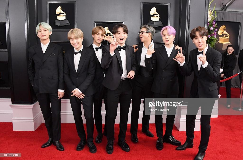 BTS lịch lãm diện suit sải bước trên thảm đỏ Grammy, tự tin phỏng vấn bằng tiếng Anh