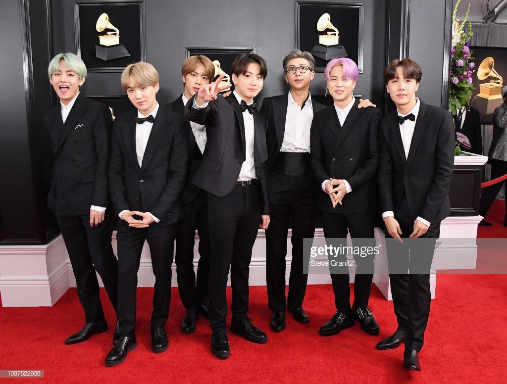 BTS lịch lãm diện suit sải bước trên thảm đỏ Grammy, tự tin phỏng vấn bằng tiếng Anh