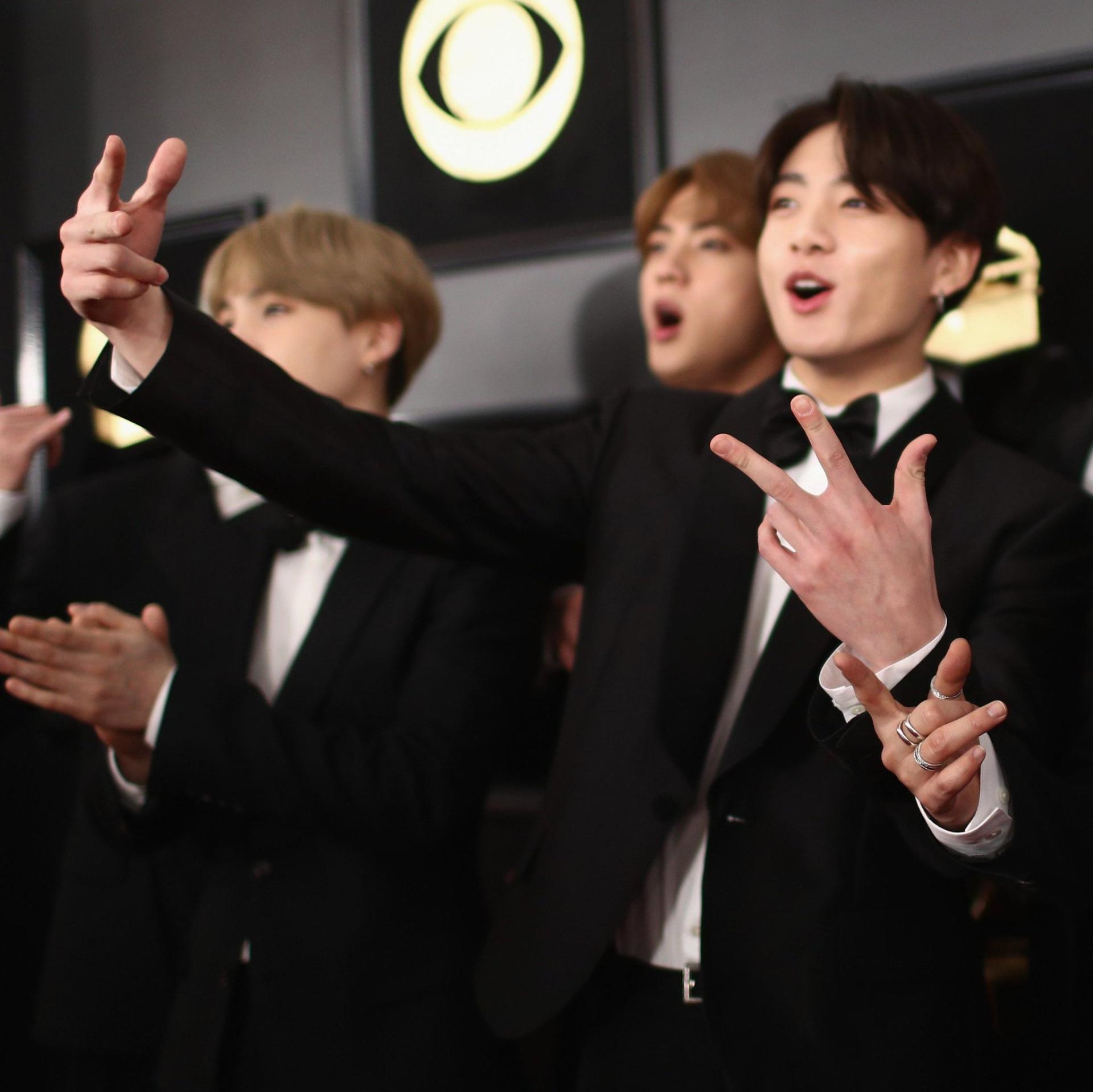 BTS lịch lãm diện suit sải bước trên thảm đỏ Grammy, tự tin phỏng vấn bằng tiếng Anh