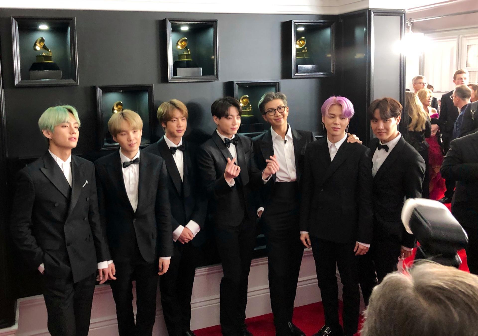 BTS lịch lãm diện suit sải bước trên thảm đỏ Grammy, tự tin phỏng vấn bằng tiếng Anh