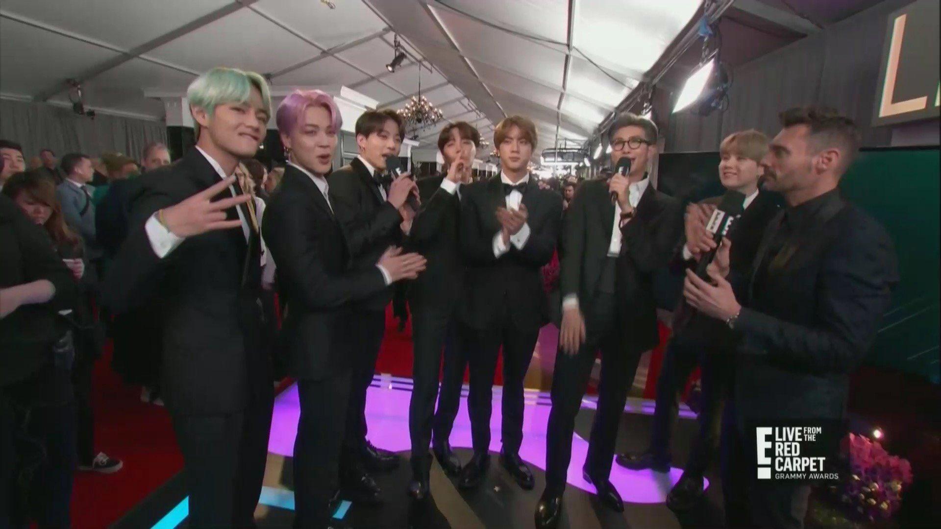 BTS lịch lãm diện suit sải bước trên thảm đỏ Grammy, tự tin phỏng vấn bằng tiếng Anh