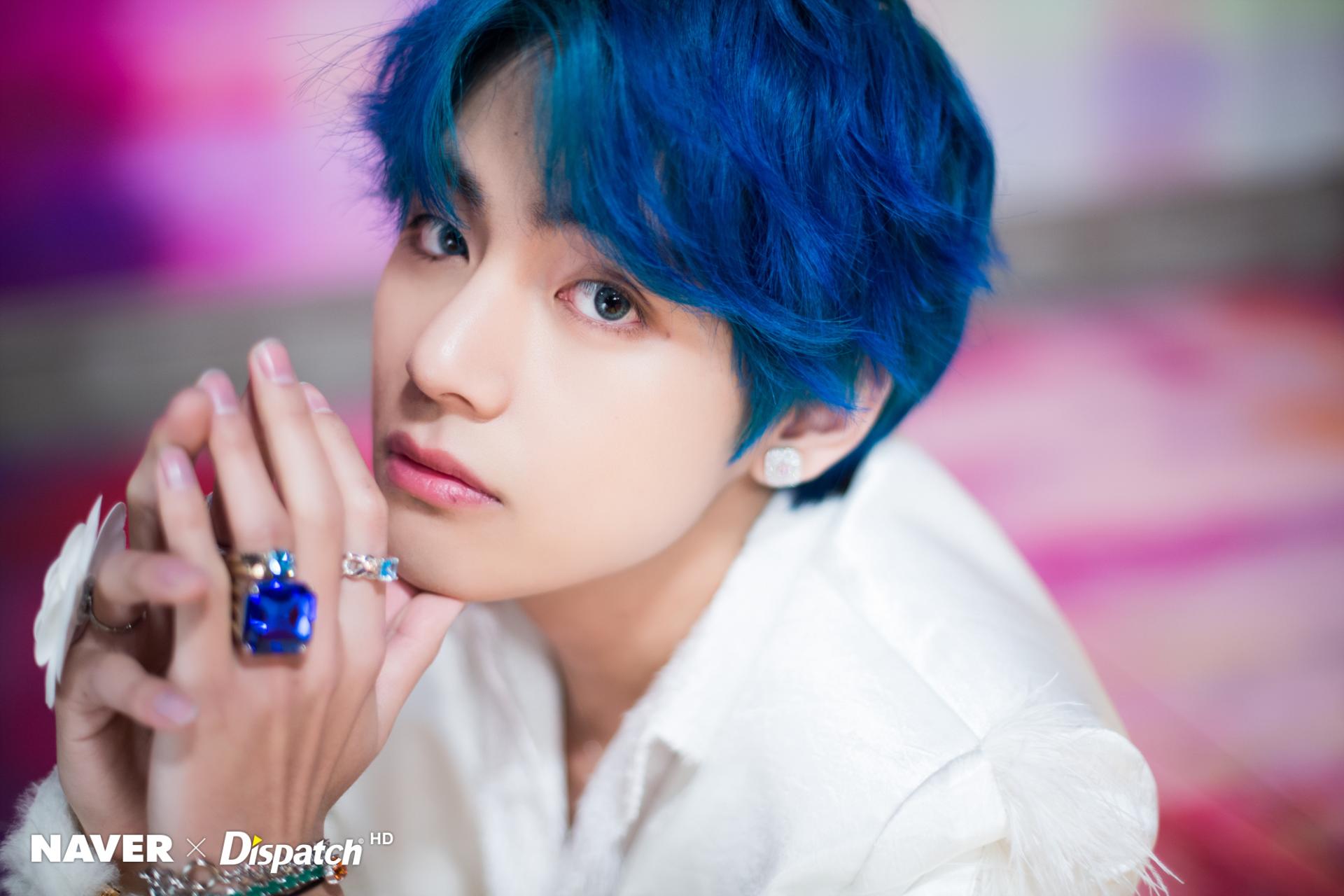 V Bts The Visual King Shinning In Blue Hair