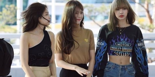Lisa Shows Ant Waist Jennie Flaunts Sexy Shoulder At Airport