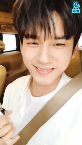 V Report Bts Jungkook Meets With Fans And A Bottle Of Wine