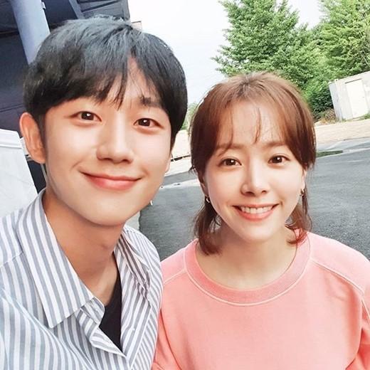 Jung Hae In Dan Han Jimin Pamerkan Selfie Keakraban Untuk Promosi One Spring Night