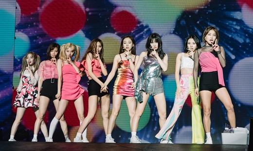Watch: Mina Joins TWICE For 1st 9-Member Performance Of “Feel Special” At Japanese Concert