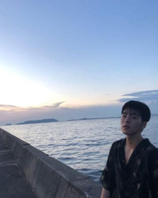 Ikon ジュネ 久しぶりのインスタ更新にファン歓喜 海を背景にした近況写真を公開