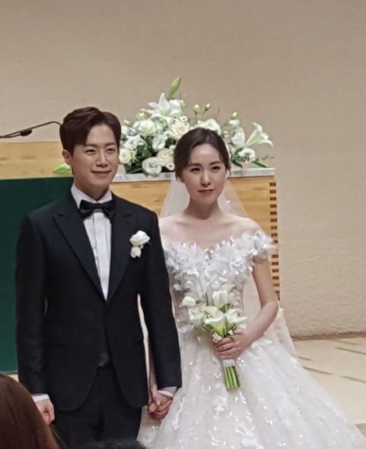 Baby V O X Reunites To Celebrate Kan Mi Youn S Wedding