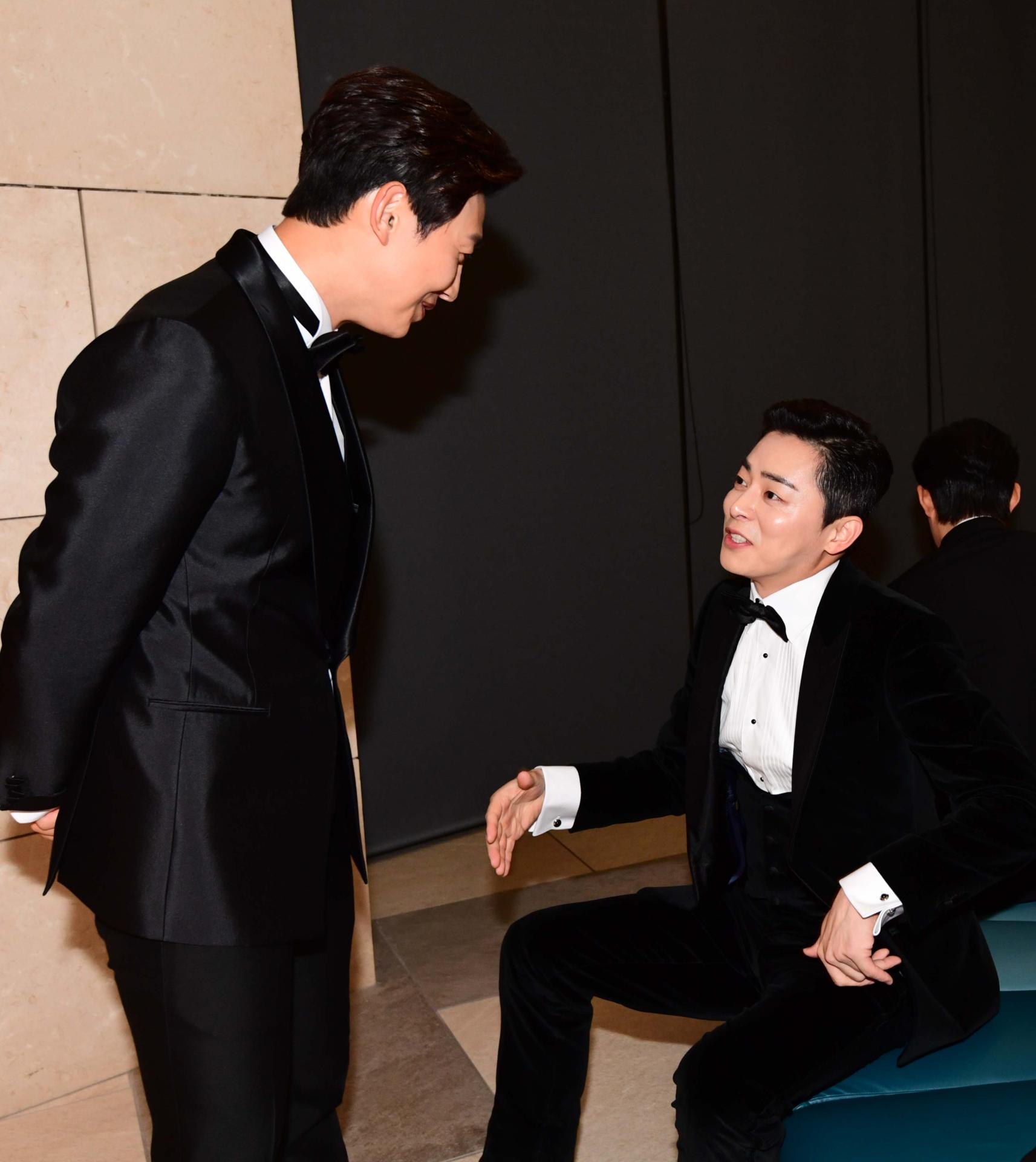 Hot Stars Cheerfully Greet Each Other Ahead Of Blue Dragon Film Awards