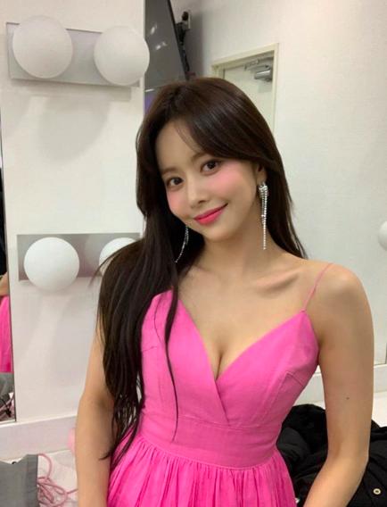 Han Bo Reum Breathtakingly Beautiful In Neon Pink Dress