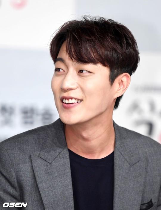 Yoon Doojoon Highlight Sapa Penggemar Dengan Surat Tulisan Tangan