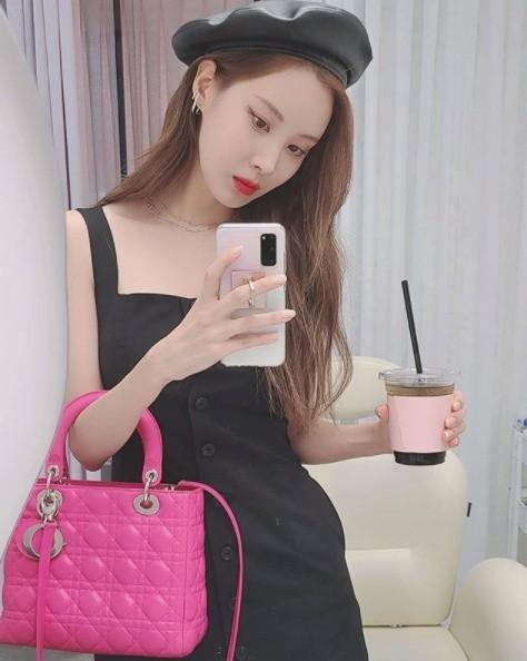 Seohyun Snsd Chic Like A Noble Lady With Black Dress And Beret