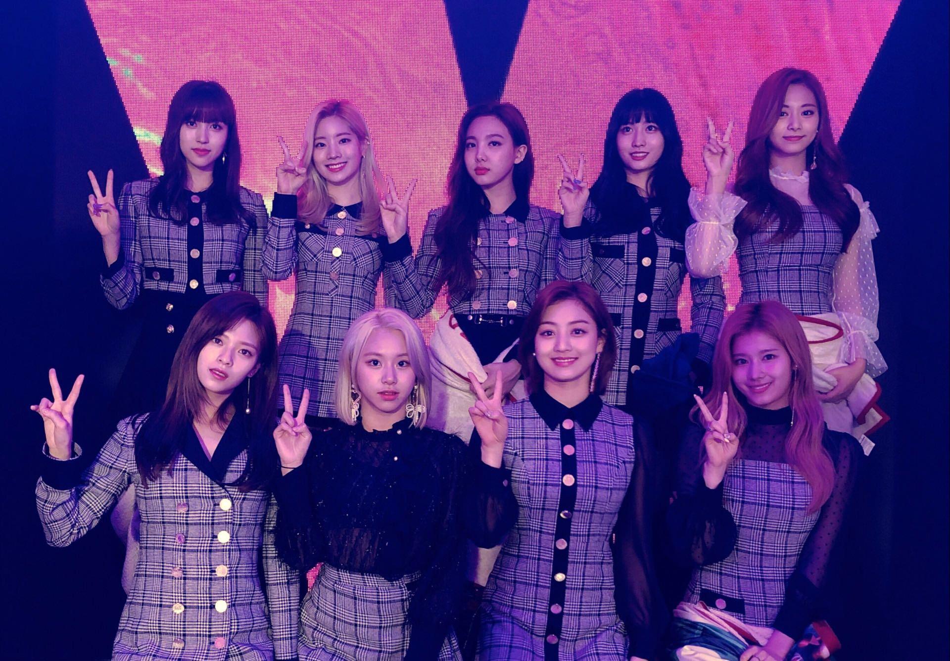 Vlive Twice At The Re Memver Party Giving A Peace Sign Twice Vlive Twice At The Re Memver Party Giving A Peace Sign Twice
